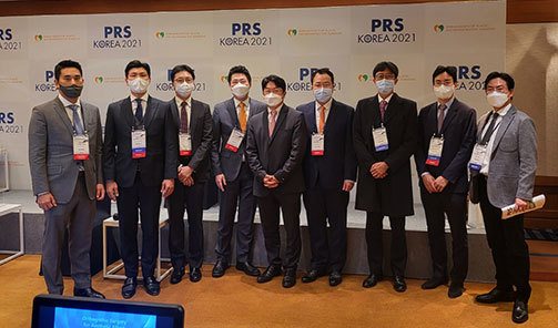 PRS KOREA 2021 포토월 앞 의료진 단체 사진
