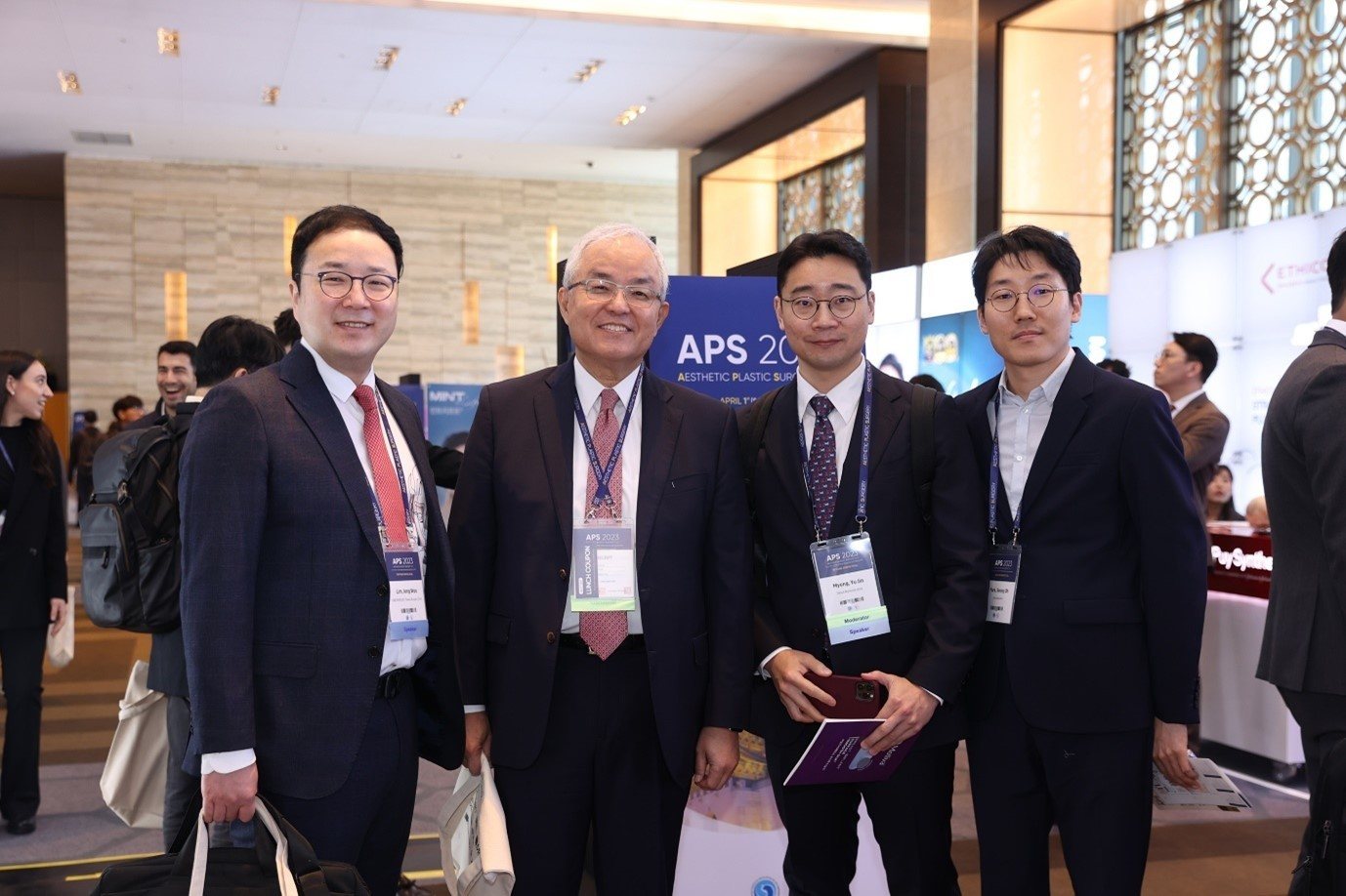 APS 2023 학회장에서 의료진 기념 사진
