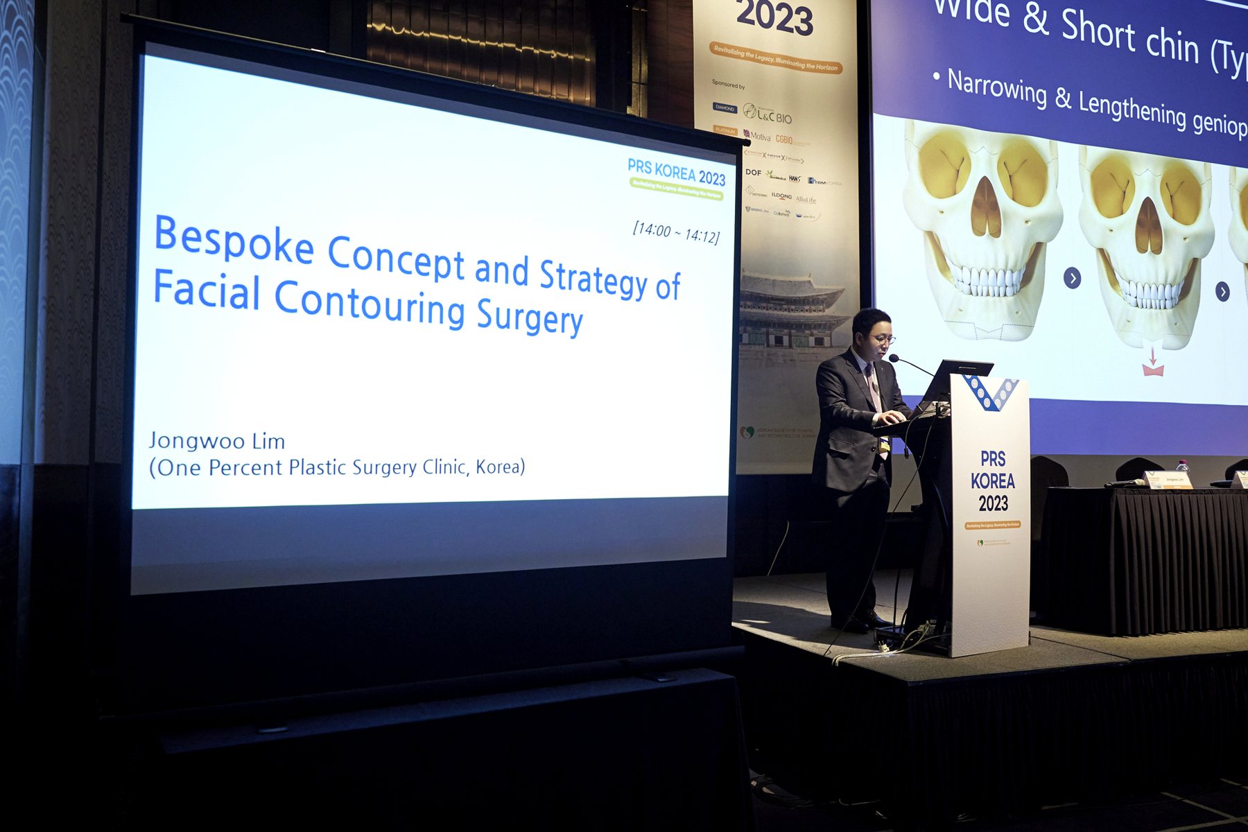 ‘Bespoke Concept and Strategy of Facial Contouring Surgery’ 발표 화면과 PRS KOREA 2023 연단의 임종우 대표원장