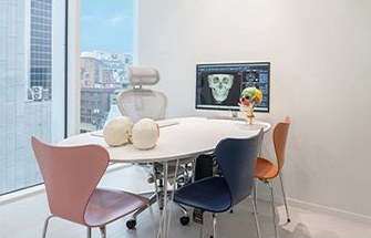 일퍼센트 둘러보기 — 3D CT 화면과 두개골 모형이 놓인 상담실
