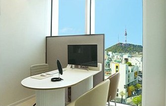 일퍼센트 둘러보기 — 모니터와 원형 테이블이 있는 남산 전망 상담실