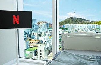일퍼센트 둘러보기 — 벽걸이 TV와 침대가 있는 남산 전망 회복실