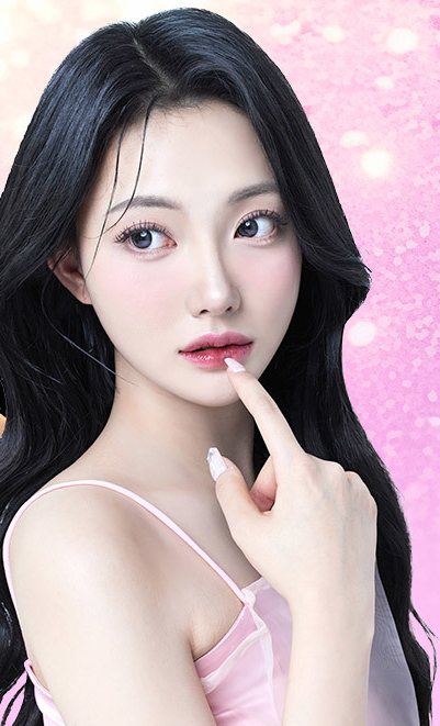 입술에 손가락을 댄 긴 흑발 여성 모델(분홍 슬립, 1% Real Selfie Beauty)