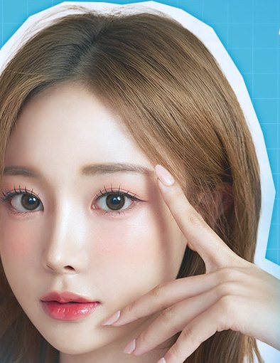 눈가에 손을 댄 갈색 머리 여성 모델(이벤트 대표 이미지)
