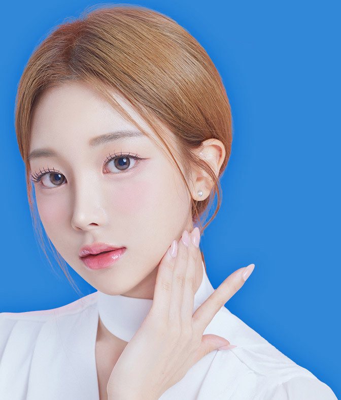 손을 볼에 댄 흰 스카프 여성 모델
