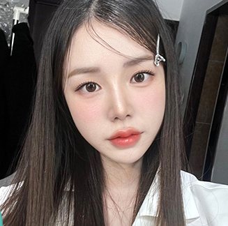 긴 흑발에 헤어핀을 꽂은 여성 모델 셀카(1percent Drop 카드 사진)