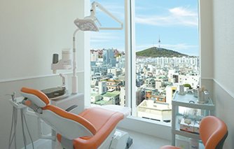 창가 오렌지색 시술 의자