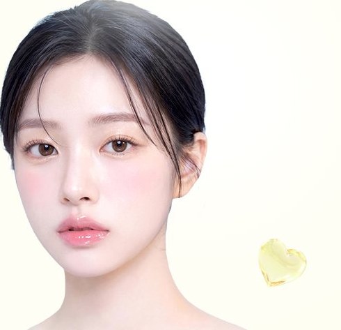 맑은 피부의 흑발 여성 모델 정면(옆에 노란 젤리 하트 장식)