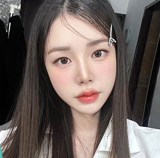 ‘1percent Drop’ 공유 창 속 흑발 여성 셀카