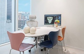 일퍼센트 둘러보기 — 3D CT 화면과 두개골 모형이 놓인 상담실