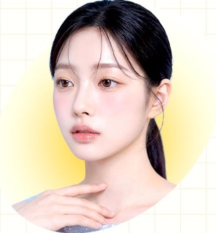 목에 손을 댄 포니테일 여성 모델(울쎄라피 프라임 — 피부 처짐·깊은 주름)