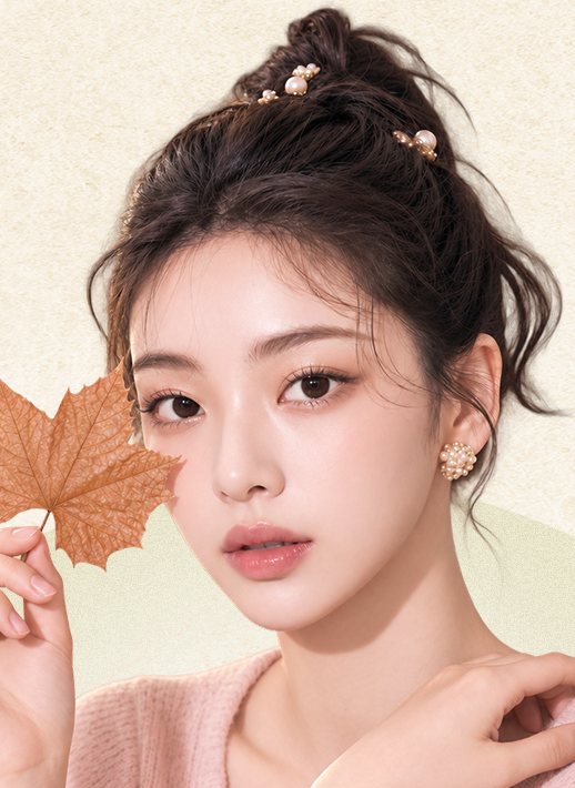 올림머리에 분홍 니트, 단풍잎을 든 여성 모델(가을 이벤트 대표 이미지)
