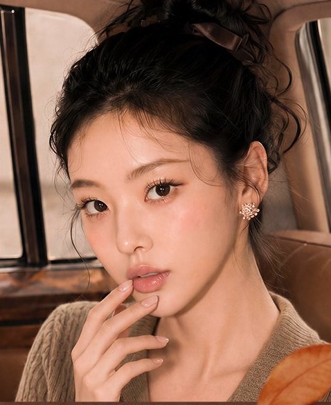 차 안에서 입술에 손을 댄 여성 모델 사진