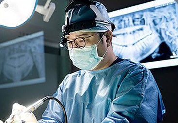 수술실에서 수술 중인 집도의