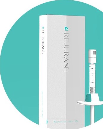 청록색 원 배경의 REJURAN 제품 상자와 주사기