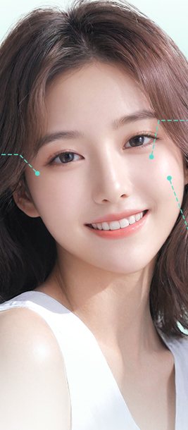 웃고 있는 중단발 여성 모델(눈가·모공·볼 표시 점선)