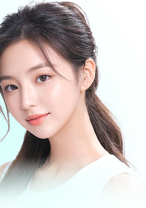 긴 머리를 묶은 맑은 피부의 여성 모델