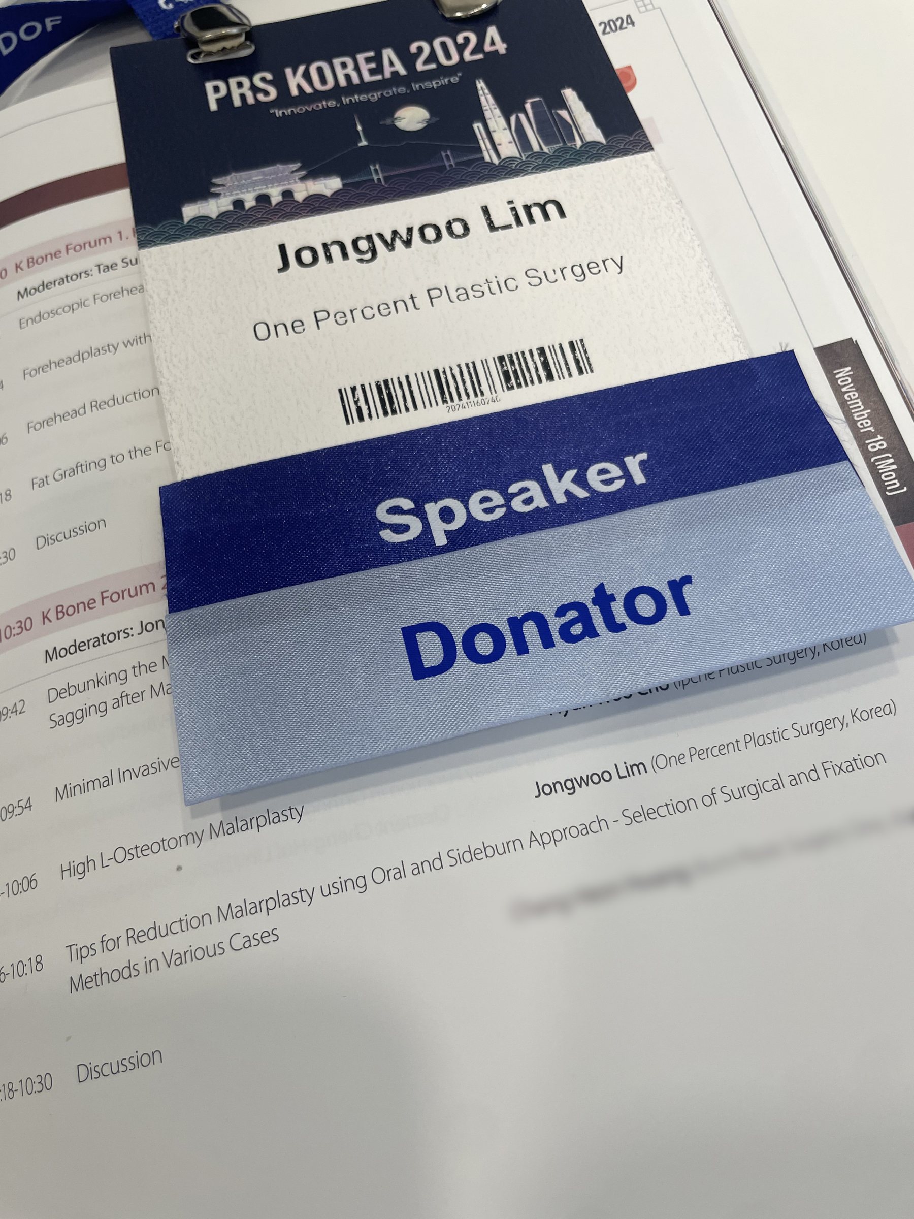 PRS KOREA 2024 ‘Jongwoo Lim / One Percent Plastic Surgery / Speaker’ 명찰과 K Bone Forum 프로그램북