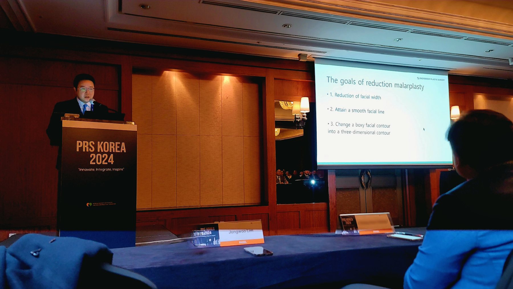 ‘The goals of reduction malarplasty’ 슬라이드를 발표하는 장면