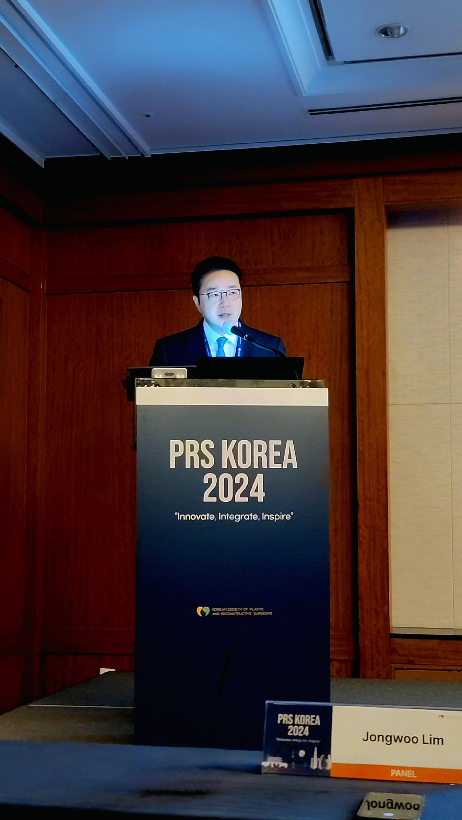 PRS KOREA 2024 연단의 임종우 대표원장과 ‘Jongwoo Lim PANEL’ 명패(세로 사진)
