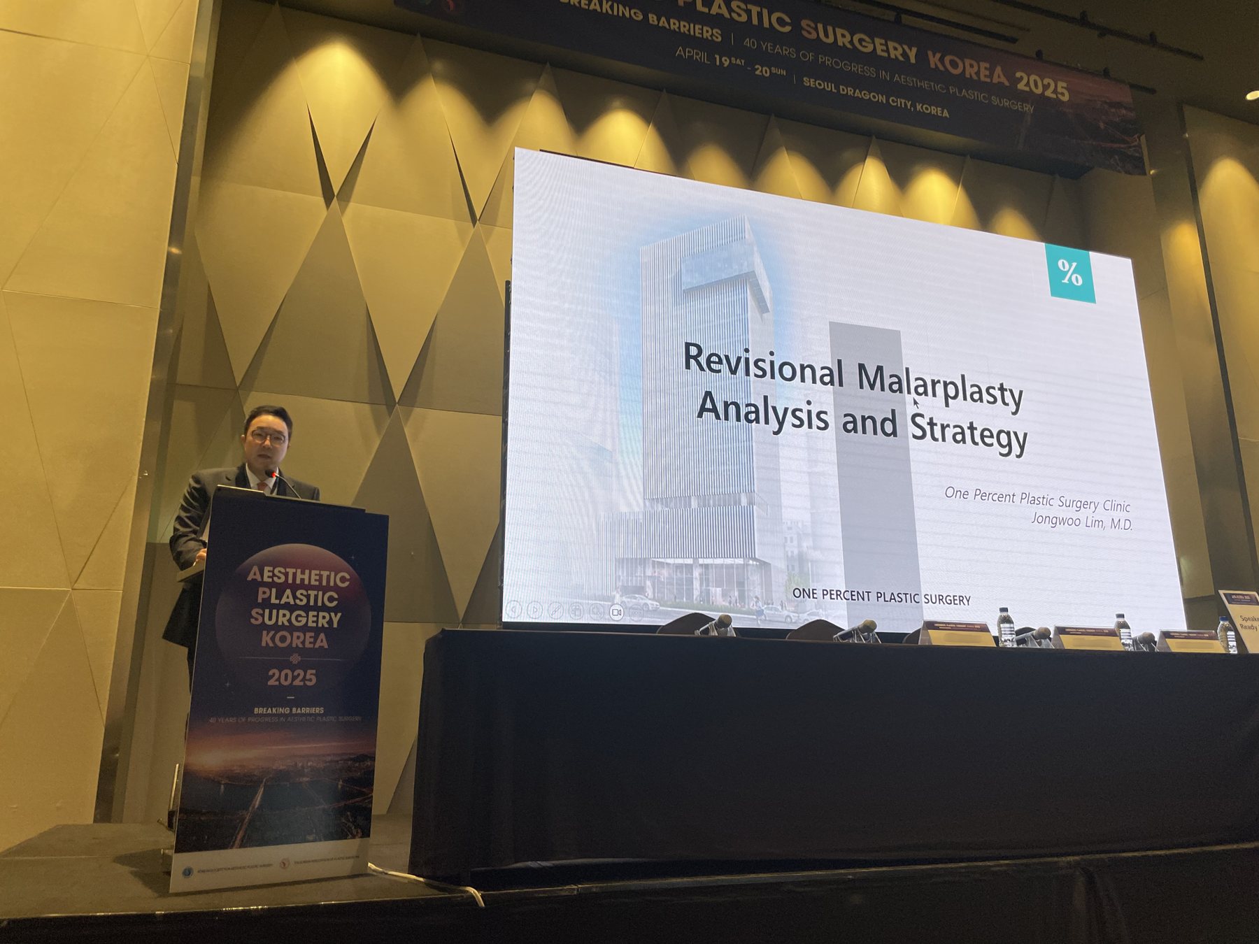 APS KOREA 2025 연단에서 발표하는 임종우 대표원장 — 'Revisional Malarplasty Analysis and Strategy' 첫 화면