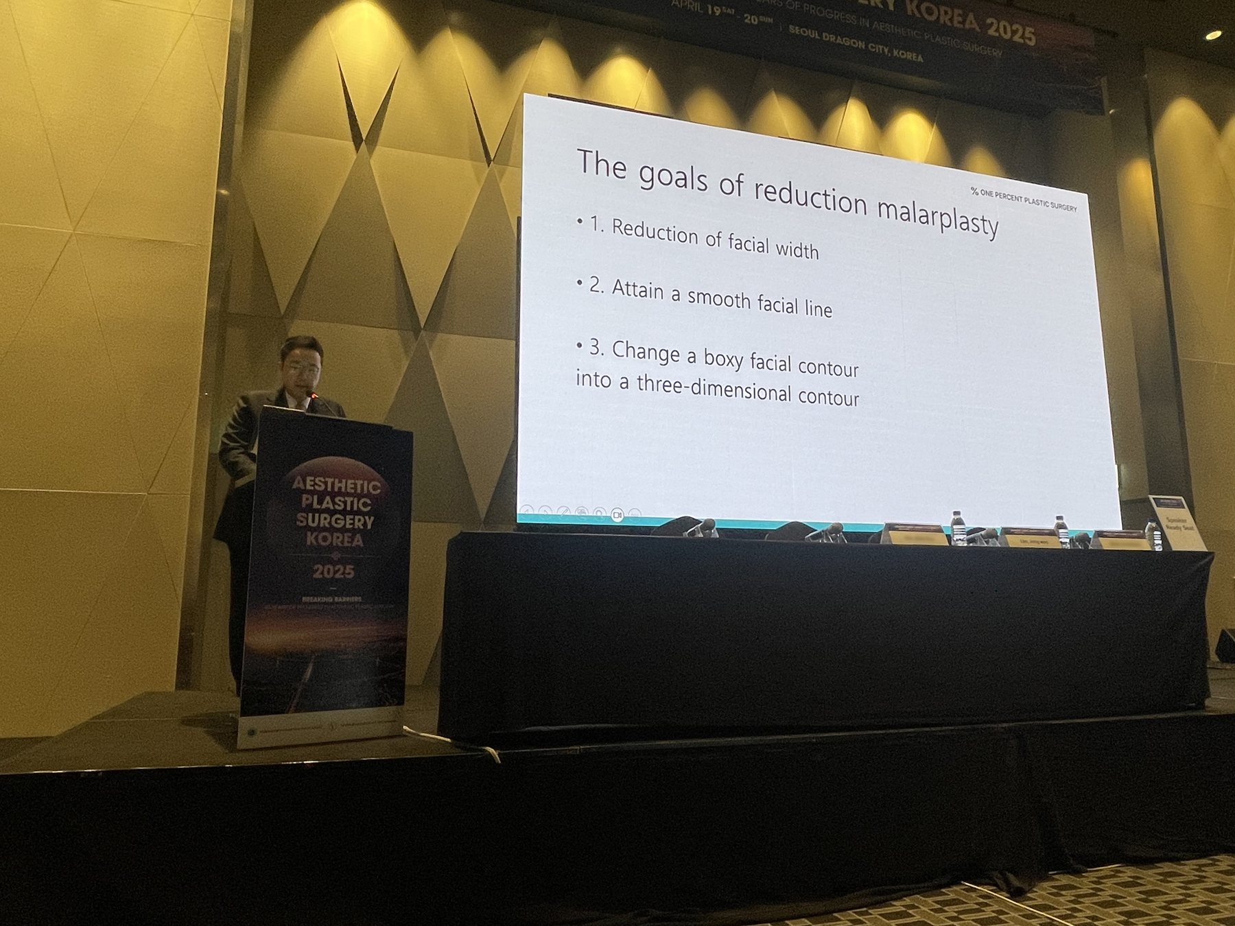 발표 장면 — 'The goals of reduction malarplasty' 슬라이드