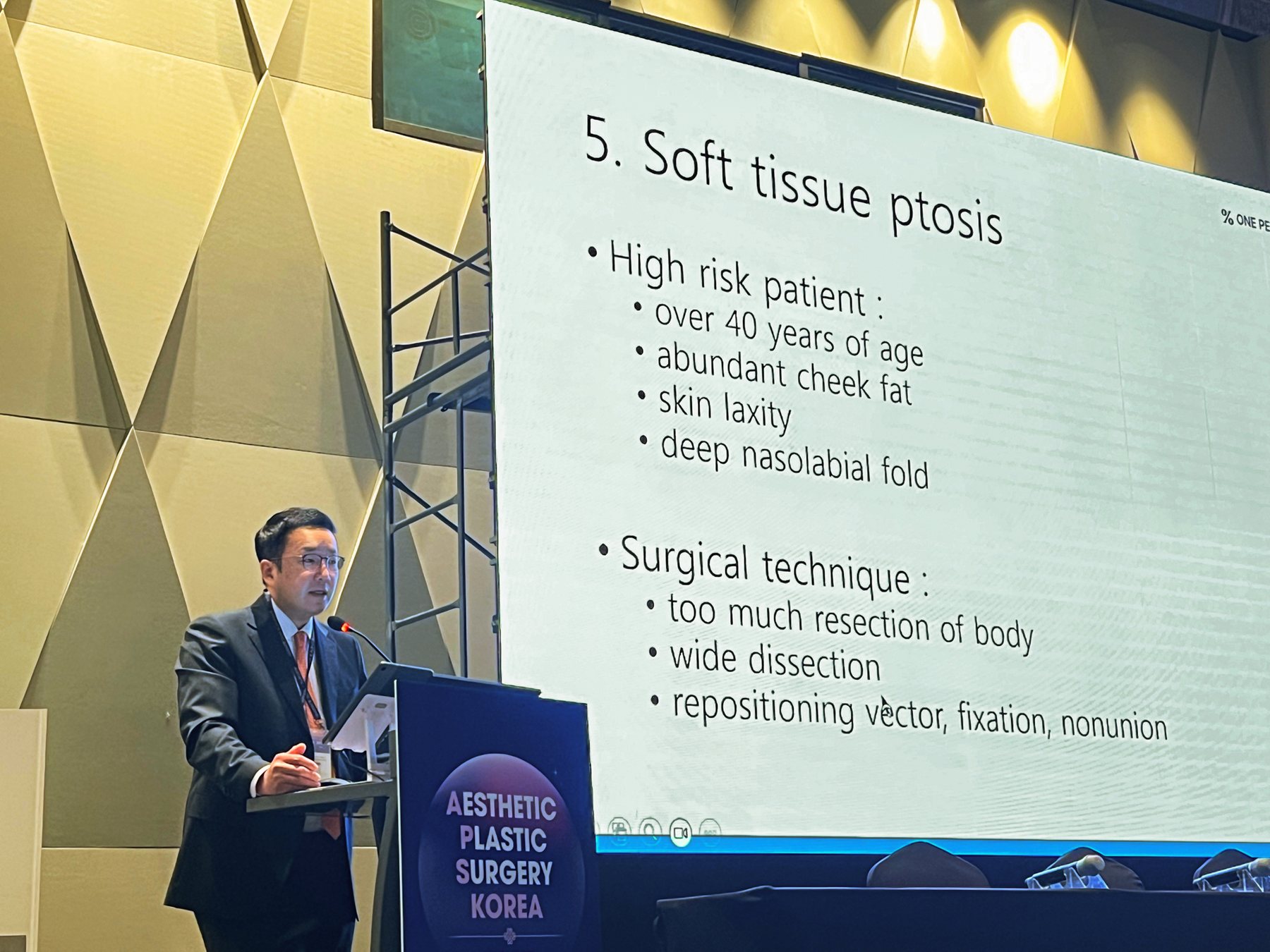 발표 장면 — '5. Soft tissue ptosis' 슬라이드
