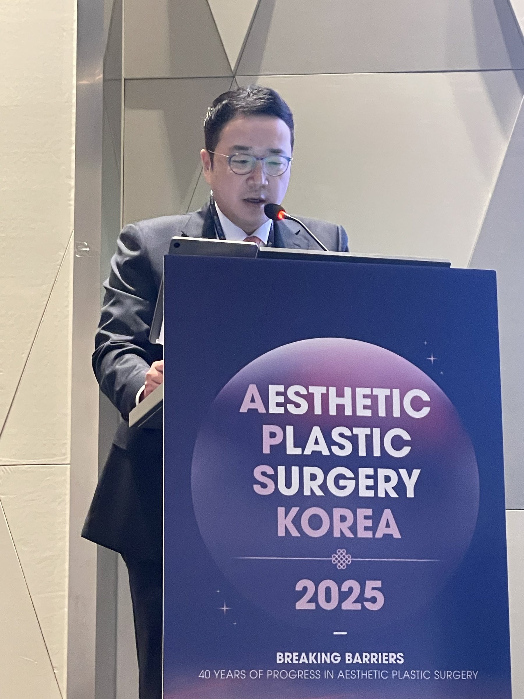 Aesthetic Plastic Surgery Korea 2025(Breaking Barriers — 40 Years of Progress in Aesthetic Plastic Surgery) 연단의 임종우 대표원장