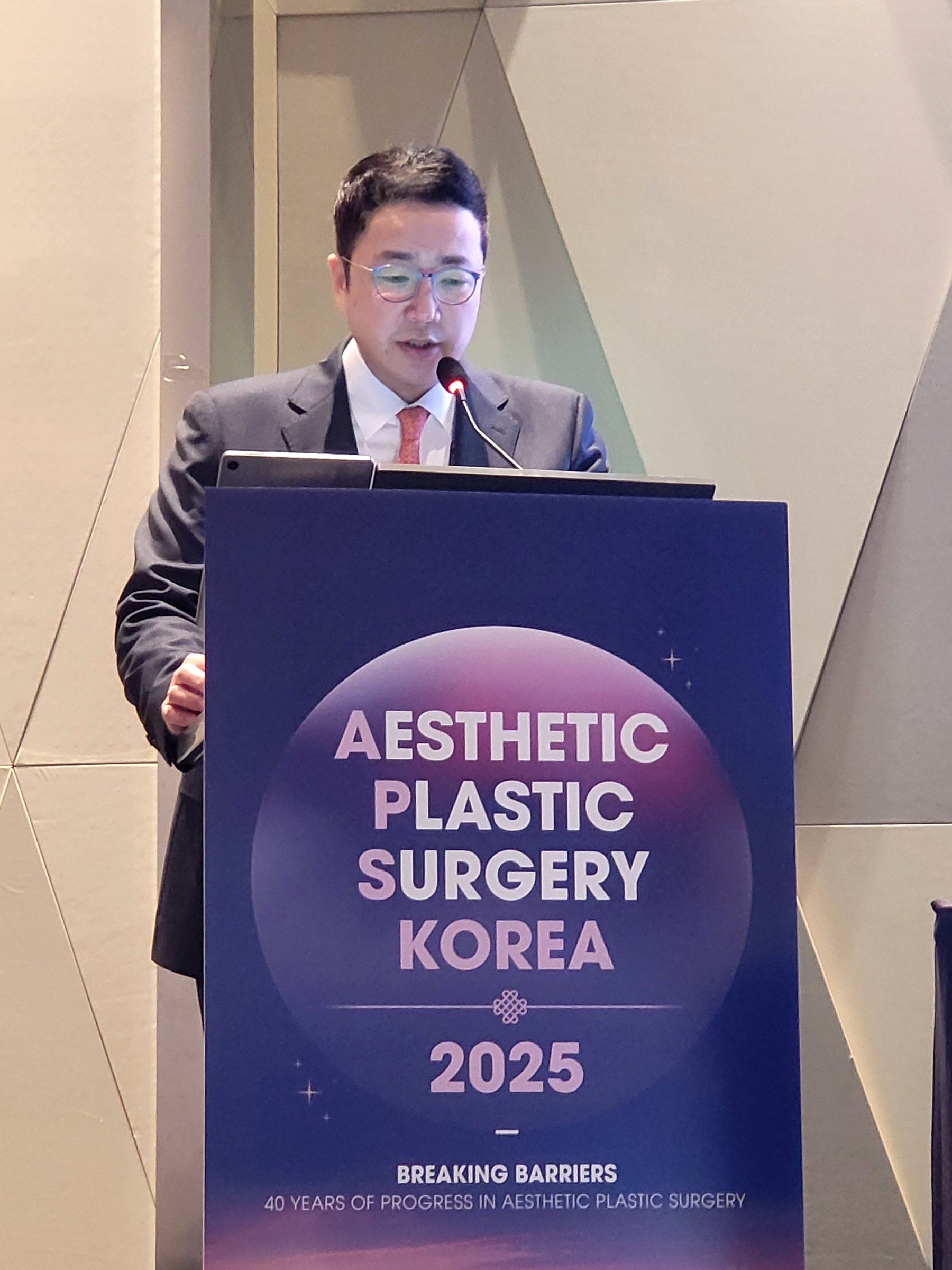 AESTHETIC PLASTIC SURGERY KOREA 2025 연단에서 발표하는 임종우 대표원장(세로 사진)