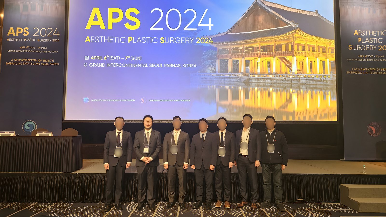 APS 2024 무대 앞 의료진 단체 사진
