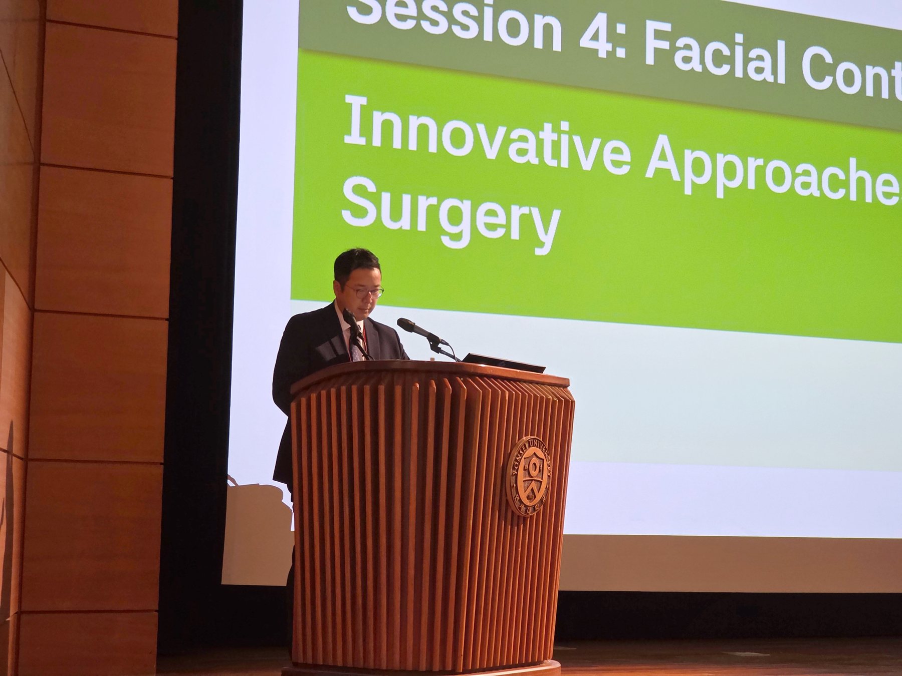 ‘Session 4: Facial Contouring’ 화면 앞 연단에 선 임종우 대표원장