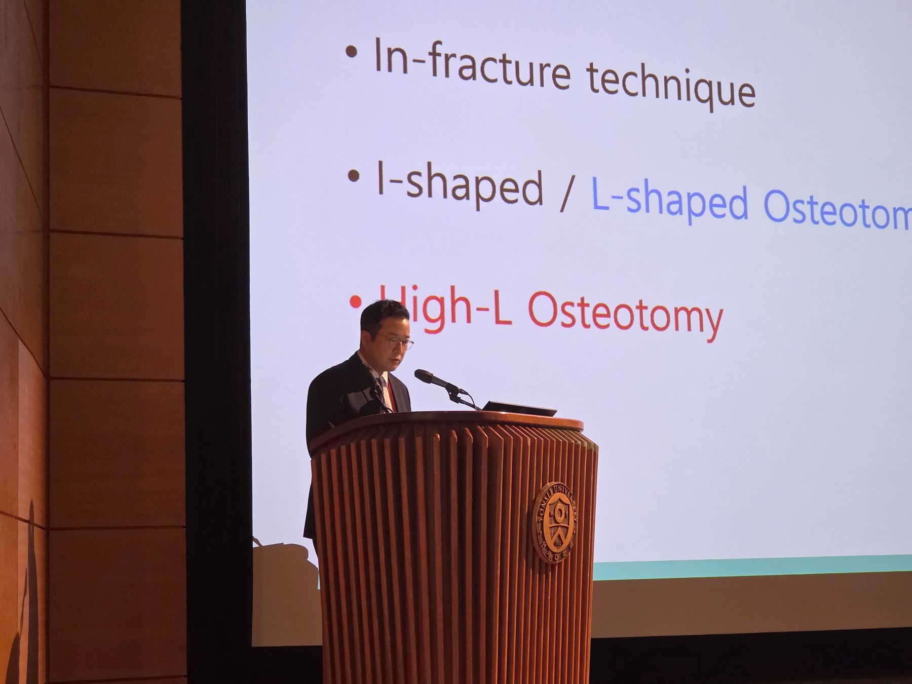 High-L Osteotomy 슬라이드 앞 강연 장면