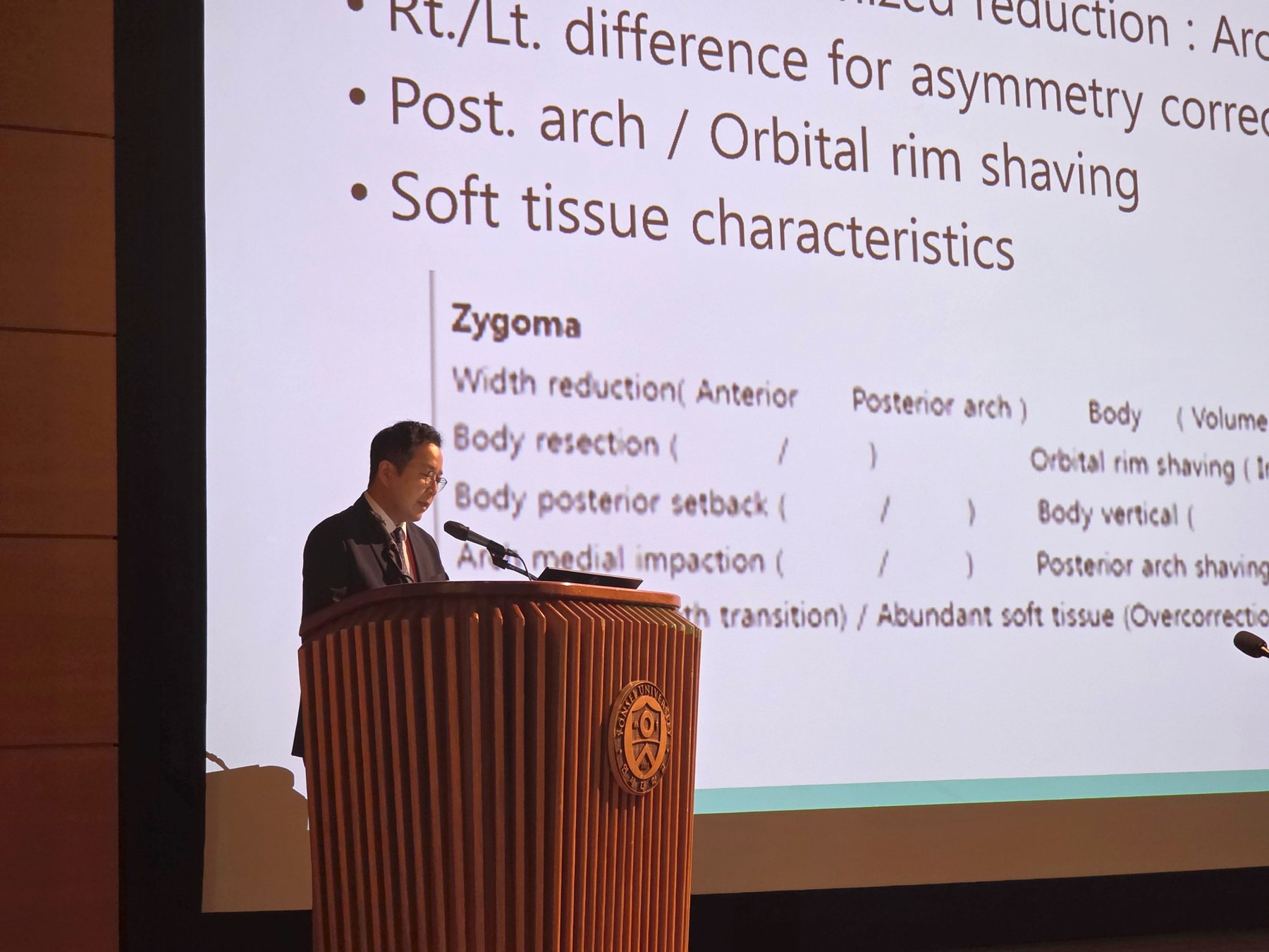 Zygoma 수술 계획(Soft tissue characteristics) 슬라이드 앞 강연 장면