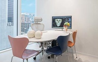 일퍼센트 둘러보기 — 3D CT 화면과 두개골 모형이 놓인 상담실