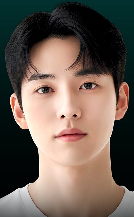 짙은 배경 앞 흰 티셔츠 남성 모델 정면