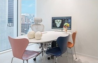 일퍼센트 둘러보기 — 3D CT 화면과 두개골 모형이 놓인 상담실