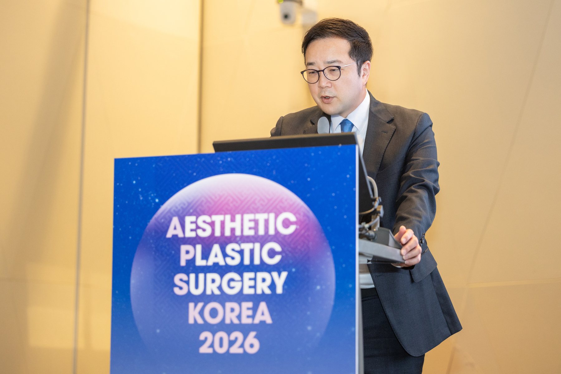 AESTHETIC PLASTIC SURGERY KOREA 2026 연단에서 발표하는 임종우 대표원장