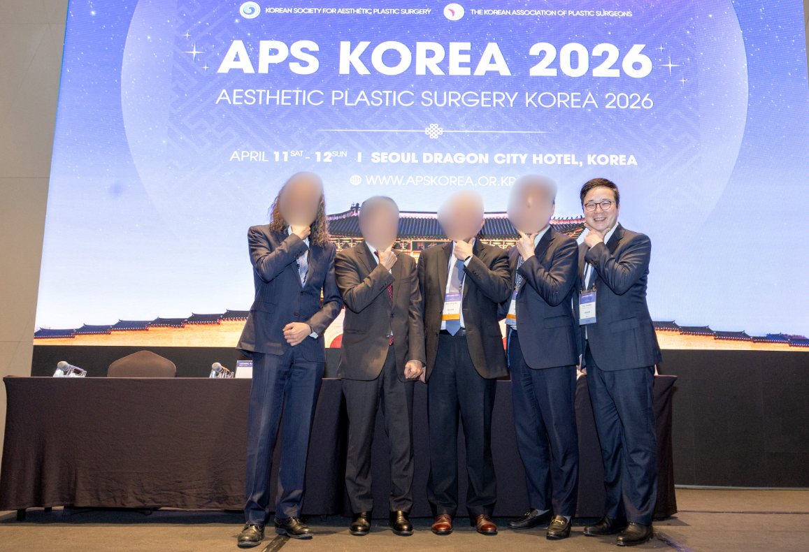 APS KOREA 2026 무대 앞 의료진 단체 사진(다른 의료진 얼굴 흐림 처리)